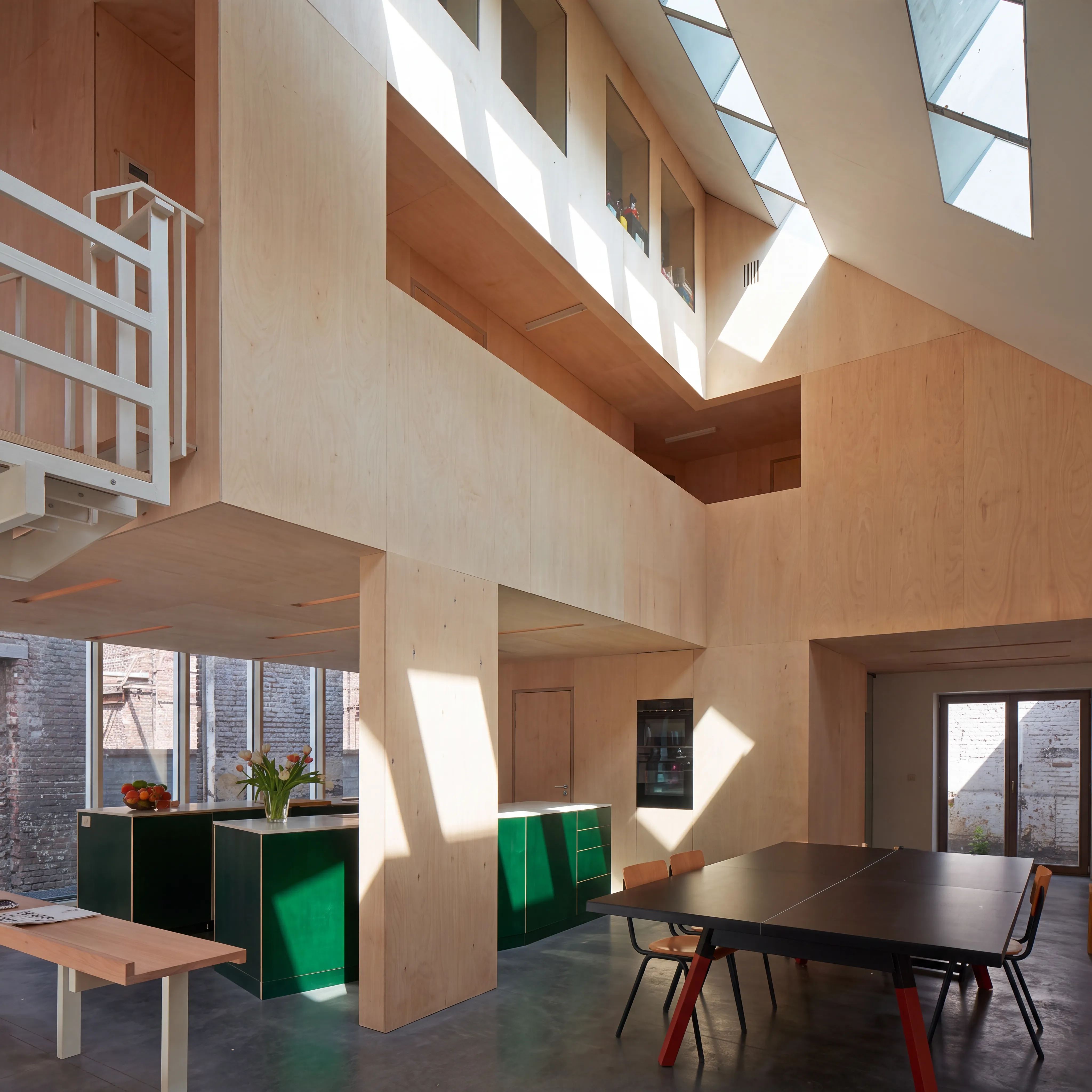 Architecturale leefruimte met daglicht